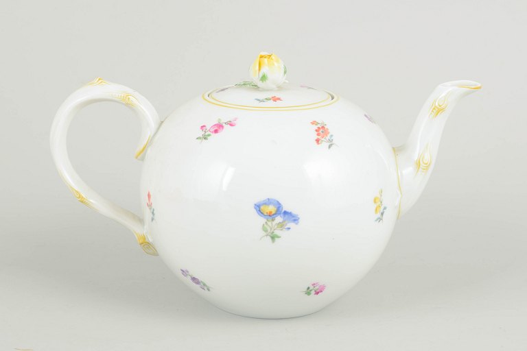 Meissen, teapot with polychrome flower decoration.