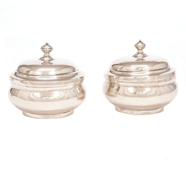 Pair of Danish 18th century silver bonbonniere by Eilert Hansen Steenfeldt, Viborg, 1758-88. H:9,5cm. D: 10,5cm. W: 524gr (pair)