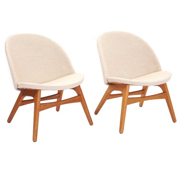 Et par loungestole af Ejvind A Johansson fremstillet af Pontoppidan i skalformet krydsfiner og stel i eg. H: 63cm. B: 58cm. Sædehøjde: 41cm. D: 74cm