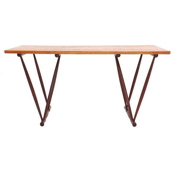 Skrivebord af Frode Holm designet for Illums Bolighus 1944. Plade i eg og stel af bejdset bøg. Forsynet med etiket og plakette fra Illums Bolighus. H: 73cm. Plade: 74x149cm