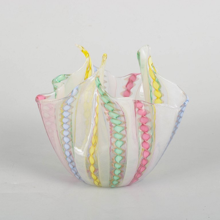 Murano, fazzoletto-skål i latticino-teknik.